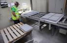 Un operario de PVT completa uno de los pasos del proceso de producción de las baldosas ecoGranic.