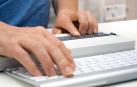 Investigan si dos menores usurparon la identidad de una profesora en internet