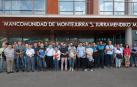 Los representantes de los 37 ayuntamientos junto al resto de autoridades forales delante del edificio de Mancomunidad de Montejurra.