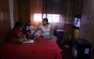 Reportaje de familias que viven en Navarra en las conocidas como habitaciones-patera.