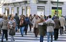Gente paseando en la plaza de Merindades de Pamplona.