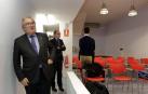 Luis Sabalza, baja de la planta noble del estadio y se dirige a la sala de prensa.