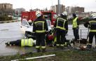 Bomberos actúan con un vehículo implicado en un siniestro en Pamplona.