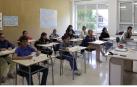 Un grupo de alumnos, ayer antes de comenzar el examen de chino en el edificio de El Sario de la UPNA.