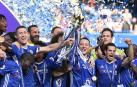 Imágenes de la celebración de los jugadores del Chelsea tras recibir el trofeo de campeón de la liga inglesa