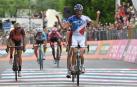 Pinot se lleva la etapa al esprint y Quintana araña 15 segundos a Dumoulin