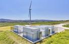 Acciona estrena la primera planta híbrida de almacenamiento de energía eólica en baterías