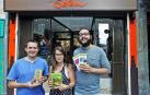 Luis González Lorente, Laure Doublet y Marco Pasqua, frente a la tienda de comercio justo en la calle Mercaderes.