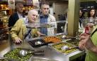 Antonio López y Juan José Aquerreta, de compras en el Mercado del Ensanche