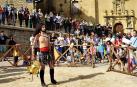 Imágenes de lucha de gladiadores romanos, representación de una boda, mercadillo y otras actividades en Mendigorría.