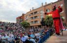 Imágenes del Paloteado del barrio de Lourdes, gigantes, hinchables y concierto.