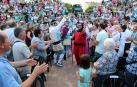 Imágenes del Paloteado del barrio de Lourdes, gigantes, hinchables y concierto.