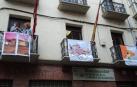 Nora Sola y Amaia Cenoz, colocando este viernes unos lienzos en los balcones de la mancomunidad.