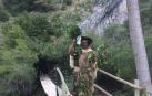 Una nueva pasarela salva el río en el sendero del Ubagua