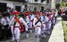 Lesaka y su bandera bailan.