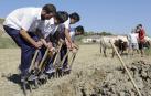 Miranda de Arga es un pueblo de tradición agrícola, pero hoy sólo seis vecinos se dedican en exclusiva a esta actividad. La localidad celebró ayer la XVIII edición de su Día del Mundo Rural para preservar una forma de trabajar de siglos.