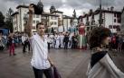 Un año más Elizondo se dividió para ver las dos opciones de mutikodantza que se reprodujeron al mismo tiempo a una sola calle de distancia.
