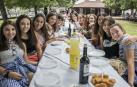 Imágenes de la comida joven y la fiesta en la pisicina en Elizondo