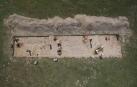 Foto tomada por un dron de la excavación del verano 2016 en el asentamiento de Iturissa, entre Burguete y Espinal. El tercio central sería la calzada romana y los laterales, edificaciones.