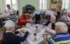Imágenes de la comida en la Residencia Francisco Joaquín Iriarte durante las fiestas de Santiago.