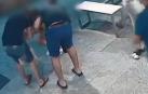 Momento del vídeo en el que el policía le practica la maniobra de Heimlich a la niña.