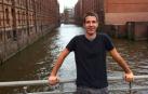 El agoizko Daniel Barcos Beortegui posa junto a la antigua Ciudad Almacén de Hamburgo a orillas del río Elba.