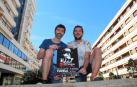 Óscar Villafranca e Iñaki Arriazu posan con el cartel del concierto.