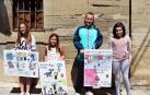 Las ganadoras del concurso con las imágenes que se colocaron ayer en  Los Arcos.