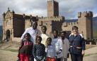 En primera fila (de izda a dcha) Sophia Blegué (8 años), Solange Lamlamba (8) y Grâce Founaigna (9). Detrás, el jesuita del Chad y director del colegio San Francisco Javier de Yamena (la capital) Camille Nodjita (46 años), Shalom Minguebeye (13), Ruth Menodji (10), Anaïs Tournal (10) y la pamplonesa Pola Ros De la Huerta (58), misionera de Cristo Jesús en el Chad. Todos visitaron el castillo de Javier, la parroquia, el centro de los Jesuitas y la casa de las misioneras, el pasado miércoles.