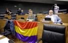 El debate de la derogación de la Ley de Símbolos se ha iniciado con tensión, cuando desde las bancadas de UPN y PPN se han exhibido banderas de Navarra, contestadas por la republicana desde I-E.