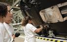 Trabajadores de Volkswagen Navarra en el montaje del nuevo polo.