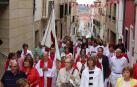 Cientos de vecinos se sumaron ayer a la procesión de la Santa Cruz que recorrió las calles del centro de Cárcar.