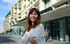 Maite Monar, ayer, ante el edificio de la Biblioteca de Navarra, en la que tuvo lugar la jornada del Servicio de Bibliotecas Bibliotecas públicas y público adolescente.