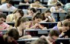 Universitarios de Barcelona y Valencia, los que más ligan con el móvil
