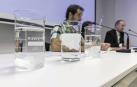 Experimento en la Mancomunidad, en noviembre pasado. La primera probeta contiene papel higiénico, que se desintegró en pocos minutos; la segunda una toallita húmeda que ni siquiera llegó al fondo y la tercera, también una toallita, depositada días atrás, que seguía la intacta.
