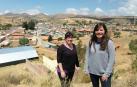 María Ansó Palacios (izquierda) e Idoia Gil Egozcue, posando ante Anzaldo, el pueblo de Bolivia donde llevan viviendo casi dos años.