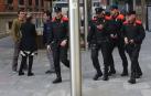 La presidenta Barkos habla con los parlamentarios de Podemos Carlos Couso y Rubén Velasco, junto a agentes de la Policía Foral.
