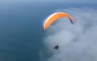 Un paramotor vuela en la costa de Portugal.