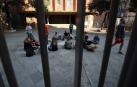 Gente reunida dentro de la escuela Collaso i Gil, uno de los centros de votación designadas para el referéndum de Cataluña.