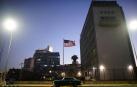 EE UU ordena retirar a "más de la mitad" del personal de su embajada en Cuba