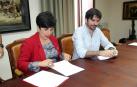 La consejera María Solana y el alcalde Eneko Larrarte, en la firma del convenio el lunes.