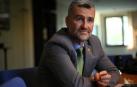 Alfonso Carlosena García, rector de la UPNA, en la mesa de reuniones de su equipo de Gobierno. Dice que ahí no suele haber discusiones pero sí horas de intenso trabajo.
