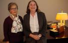 La pediatra neonatóloga jubilada Carmen Mendívil Dacal (izda) y Ana Sala Juániz (psiquiatra infantil y autora del libro 'Déjale crecer'). Falta Javier Molina (pediatra especialista en oncología jubilado). Los tres son los encargados de impartir el taller para padres primerizos en el hospital San Juan de Dios de Pamplona.