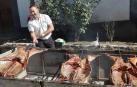 Instante de la preparación del 'zikiro', convertido en 340 pinchos.