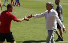Enrique Martín, el día de su llegada al Albacete, en el campo de entrenamiento Andrés Iniesta, saludando a los componentes de su nuevo equipo. A su derecha, Javi Ramos.