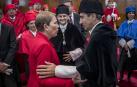 La presidenta del Gobierno foral, Uxue Barkos, y el rector de la Universidad de Navarra, Alfonso Sánchez Tabernero, charlan tras la apertura.