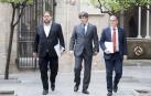 El presidente de la Generalitat, Carles Puigdemont, junto al vicepresidente, Oriol Junqueras, y el conseller de Presidencia, Jordi Turrull, este martes a su llegada a la reunión semanal del Govern, el mismo día en que expira el plazo dado por el Gobierno a la Generalitat para que justifique los gastos no esenciales.