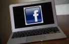Un ordenador con el logo de Facebook.
