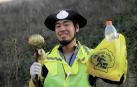 Cada 4 meses, voluntarios japoneses recorren las cunetas de la ruta jacobea en Navarra para recoger basura. Así se vive una etapa a su lado