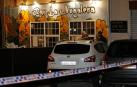 Varios agentes, en la puerta del bar donde se produjo el apuñalamiento en Burlada.